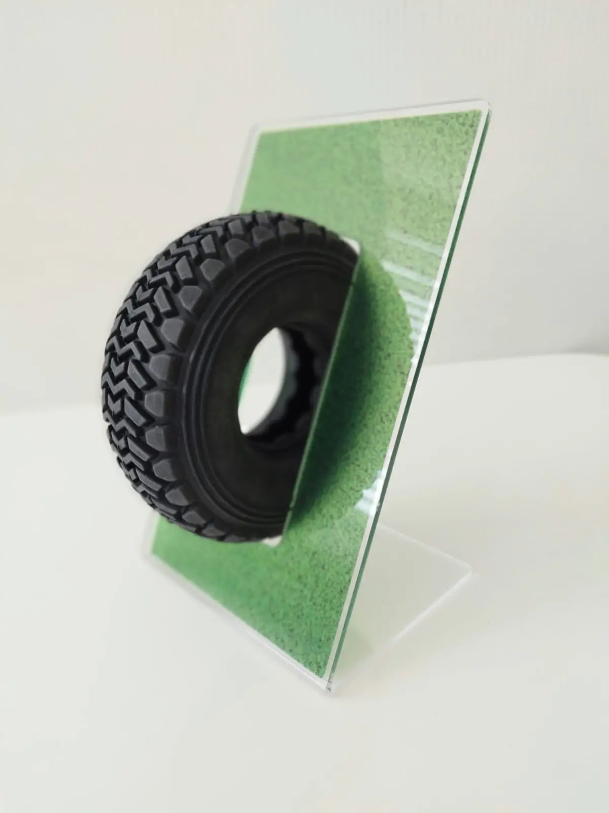 display de acrilico con rueda de automovil para publicidad